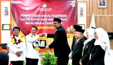 Pendaftaran pasangan Dr.H. Karna Sobahi, M.M.Pd dan Koko Suyoko sebagai calon Bupati dan Wakil Bupati Majalengka (Dok.Hallobandung.com / Abdul Haris)