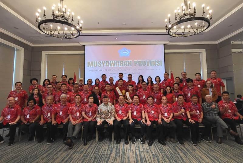 Wakil Ketua Umum (WKU) Paguyuban Sosial Marga Tionghoa Indonesia (PSMTI) Koordinator (Korwil) Jawa Barat – DKI Jakarta Henry Husada (mengenakan batik coklat) foto bersama pengurus PSMTI usai rapat Musyawarah Provinsi baru-baru ini. (Foto: Hallobandung.com/Dok.PSMTI Jabar)