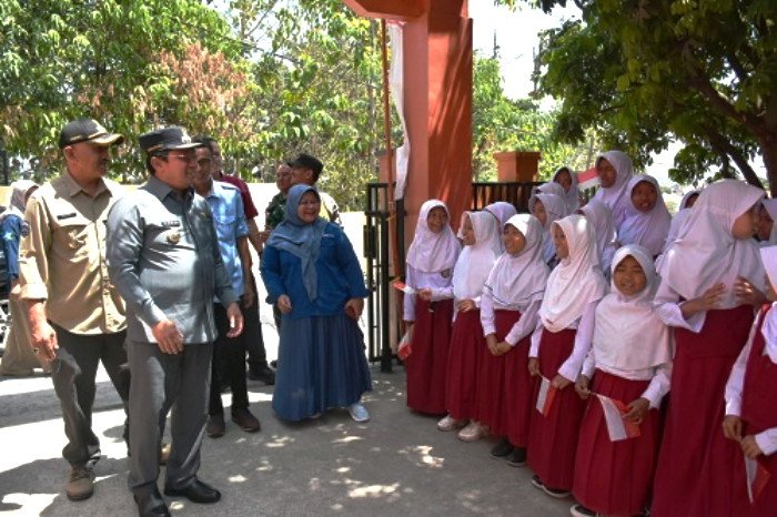 Pj Bupati Yudia Ramli berkunjung ke SDN Sirahcai Jatinangor ( sumedangkab.go.id / Tatang Tarmedi )