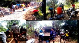 Ketua Tim Pelaksana Kegiatan Caca Riswandi didampingi Ketua BPD Heryanto, Ketua LPM Darmu , mengawasi jalannya pekerjaan ( Dok.Hallobandung.com / Abdul Haris Nasution)