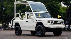 Maung merupakan kendaraan taktis yang diinisiasi oleh Menteri Pertahanan (Menhan) sekaligus Presiden terpilih periode 2024-2029, Prabowo Subianto dan telah dimodifikasi khusus untuk mengakomodir kebutuhan mobilitas Paus Fransiskus.( Sumber : Pindad.com)