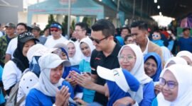 Calon Wakil Wali Kota Bandung nomor 2, Ridwan Dhani Wirianata bersama ribuan masyarakat Kota Bandung saat melakukan jalan sehat, Minggu (29/9/2024) di Komplek Singgasana Pradana, Cibaduyut, Kota Bandung.
