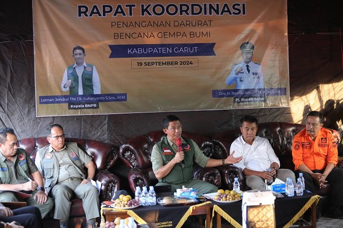 Rangkaian giat kunjungan kerja Kepala BNPB Letjen TNI Suharyanto pascagempabumi M 4.9 Bandung yang juga berdampak di wilayah Kabupaten Garut, Jawa Barat. (Dok. BNPB)