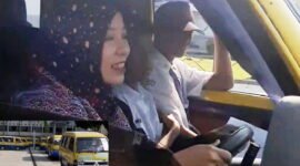 Titin Suryati Sukmadewi tampak menjadi sopir angkutan pedesaan jurusan Sumedang – Naluk membawa penumpang siswa siswanya sendiri. ( Dok Hallobandung.com / Tang )
