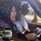 Titin Suryati Sukmadewi tampak menjadi sopir angkutan pedesaan jurusan Sumedang – Naluk membawa penumpang siswa siswanya sendiri. ( Dok Hallobandung.com / Tang )