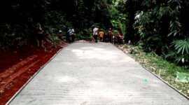 Amir salah seorang perangkat Desa Suriamukti mengungkapkan, kwalitas tergantung bahan yang digunakan. ( Dok.Hallobandung.com / Priadi )