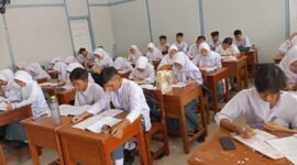 SMA Negeri 2 Majapengka Kelas XII mengikuti TOEFL