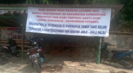 Spanduk protes warga Desa Karanglayung Kecamatan Conggeang yang terkena dampak Bendungan Cipanas (Dok.Hallobandung.com / Priadi)