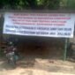 Spanduk protes warga Desa Karanglayung Kecamatan Conggeang yang terkena dampak Bendungan Cipanas (Dok.Hallobandung.com / Priadi)