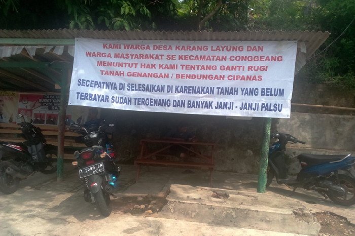 Spanduk protes warga Desa Karanglayung Kecamatan Conggeang yang terkena dampak Bendungan Cipanas (Dok.Hallobandung.com / Priadi)