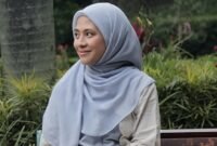 Artis Adhisty Zara berperan dengan mengenakan jilbab. (Instagram.com @zaraadhsty)