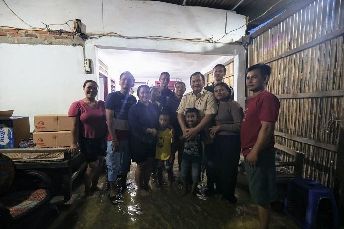 Presiden RI Prabowo Subianto mengunjungi masyarakat yang terdampak bencana banjir di Kampung Tambun Inpres, Desa Buni Bakti, Kecamatan Babelan, Kabupaten Bekasi. (Dok. Tim Media Prabowo)