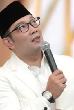 Karena dituduh menghamili,Mantan Gubernur Jawa Barat, Ridwan Kamil, melaporkan selegram Lisa Mariana ke Bareskrim Polri.
