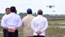 Presiden Prabowo Subianto melakukan kunjungan kerja di Provinsi Sumatera Selatan (Sumsel) yang didampingi oleh Menteri Pertanian Andi Amran Sulaiman. (Dok. Biro Pers, Media, dan Informasi Sekretariat Presiden)