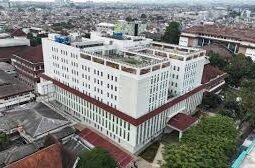 Karena menjadi tersangka, dokter pemerkosa anak pasien dipecat menjadi dari Universitas Padjadjaran Bandung.