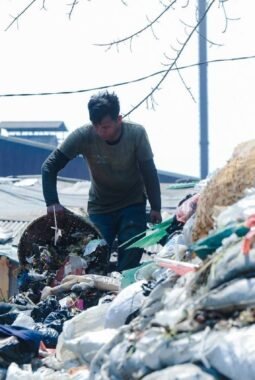 Karena tidak mendapat jadwal pembuangan di TPA Sari Mukti, sampah menumpuk di Pasar Gede Bage
