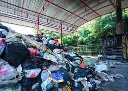 Puluhan orang buang sampah di kawasan cicadas Bandung, dan nanti buang sampah di jalan  dijerat hukuman.