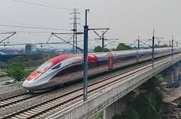 Bermain layang sepanjang jalur kereta membahayakan, gara gara layangan kereta cepat Whoosh sering terganggu