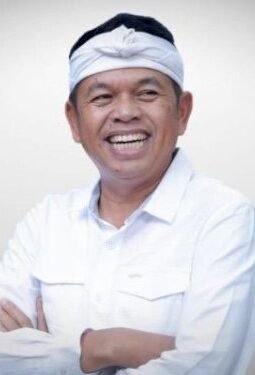 Gegara pawang ular meninggal dunia digigit ular kobra,Dedi Mulyadi, akan mengeluarkan surat edaran larangan penggunaan hewan ular sebagai sarana untuk beratraksi.