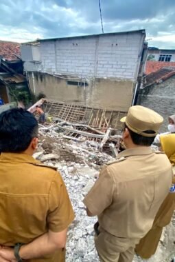 Longsor di Jalan Sukajadi Kelurahan Sukabungah, Kecamatan Sukajadi,satu rumah ambruk dan satu bangunan lainnya dalam kondisi rawan ambruk.