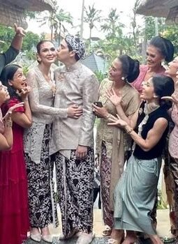 Irwan Mussry dan Raffi Ahmad jadi saksi akad nikah  Luna Maya dan Maxime Bouttier di COMO Shambhala, Gianyar, Bali.