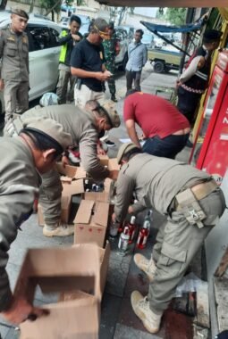 Miras dan Obat terlarang  masih beredar,Satpol PP berhasil menyita ratusan botol miras dan ribuan butir obat-obatan ilegal  di Bandung.