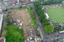 Karena tak diurus dan banyak pelanggaran, tanah ex Palaguna Jalan Asia Afrika Bandung akhirnya disegel pemkot Bandung.