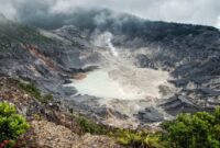 Gunung Tangkuban Parahu. (Dok. twatangkubanparahu.com)