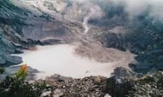 Meskipun  ada Aktivitas vulkanik, banyak wisatawan yang datang ke Gunung Tangkupan Perahu.