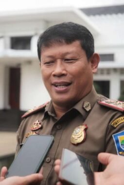 Ribuan reklame yang ada di jalan Kota Bandung ternyata banyak tak ada izin.