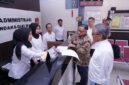 Kapolda Jabar Irjen Rudi Setiawan menyambut hangat tim juri Kompolnas Award 2025 di Aula Herman Sudjanadiwirja, Senin (23/6/2025). (Dok. mediahub.polri.go.id)
