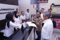 Kapolda Jabar Irjen Rudi Setiawan menyambut hangat tim juri Kompolnas Award 2025 di Aula Herman Sudjanadiwirja, Senin (23/6/2025). (Dok. mediahub.polri.go.id)
