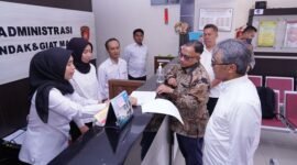 Kapolda Jabar Irjen Rudi Setiawan menyambut hangat tim juri Kompolnas Award 2025 di Aula Herman Sudjanadiwirja, Senin (23/6/2025). (Dok. mediahub.polri.go.id)
