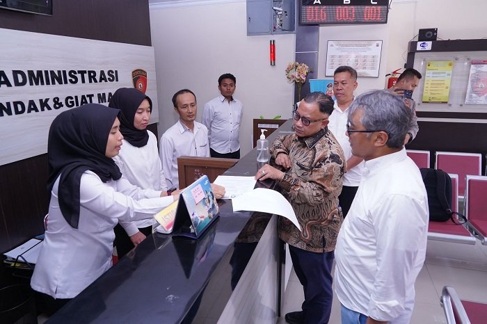 Kapolda Jabar Irjen Rudi Setiawan menyambut hangat tim juri Kompolnas Award 2025 di Aula Herman Sudjanadiwirja, Senin (23/6/2025). (Dok. mediahub.polri.go.id)
