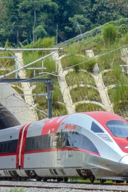 Tiket Discount naik Whoosh selama liburan sekolah  periode  bulan Juni hingga Juli 2025
