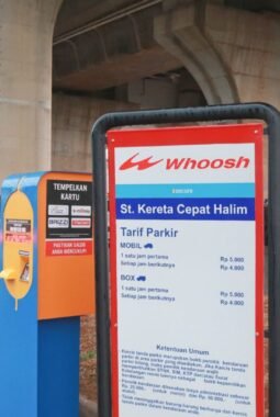 Ada parkir inap dikawasan stasiun Whossh.