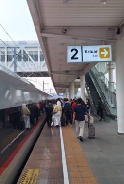 Tiket Woosh laku ribuan tiket saat pertandingan sepak bola Indonesia lawan China.