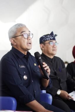 Untuk memberantas rentenir, Pemkot Bandung membuat , Satgas Anti Rentenir dan Kampung Bebas Rentenir.