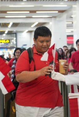 Whoosh kibarkan bendera merah putih sepanjang 208 meter