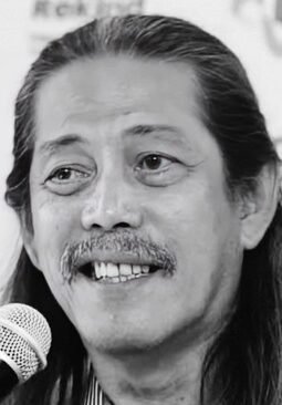 Acil Bimbo wafat dan dimakamkan di pemakaman keluarga  Cipageran Cimahi.