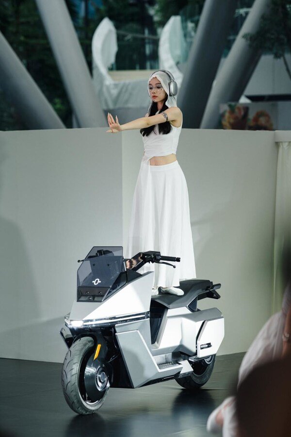 "Ballet on Wheels" stuns Singapore: OMOWAY debuts its manned self-balancing technology